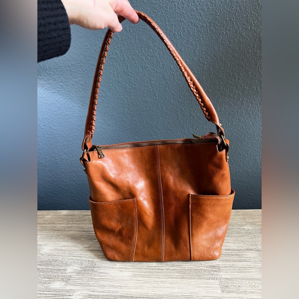 Elegant Tan Leather Shoulder Bag - Picture 1 of 11